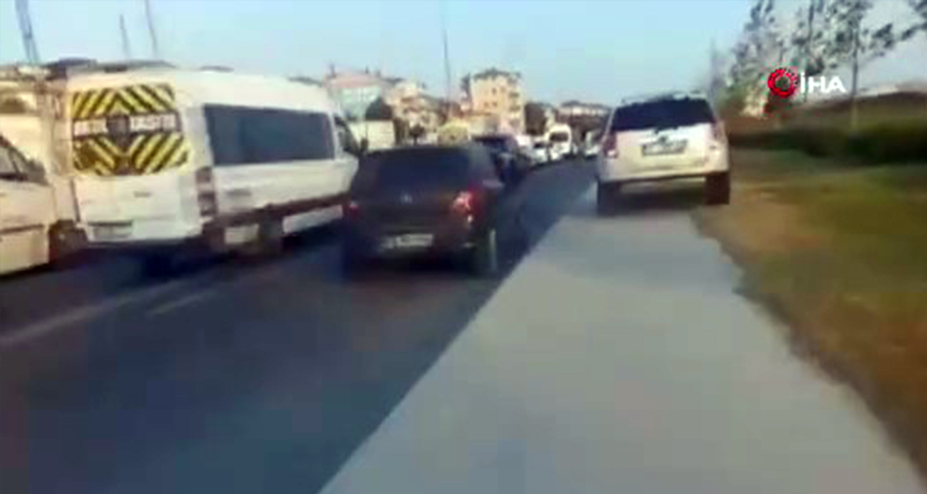 İstanbulda trafikte beklemek istemeyen sürücü çözümü kaldırımda ilerlemekte buldu