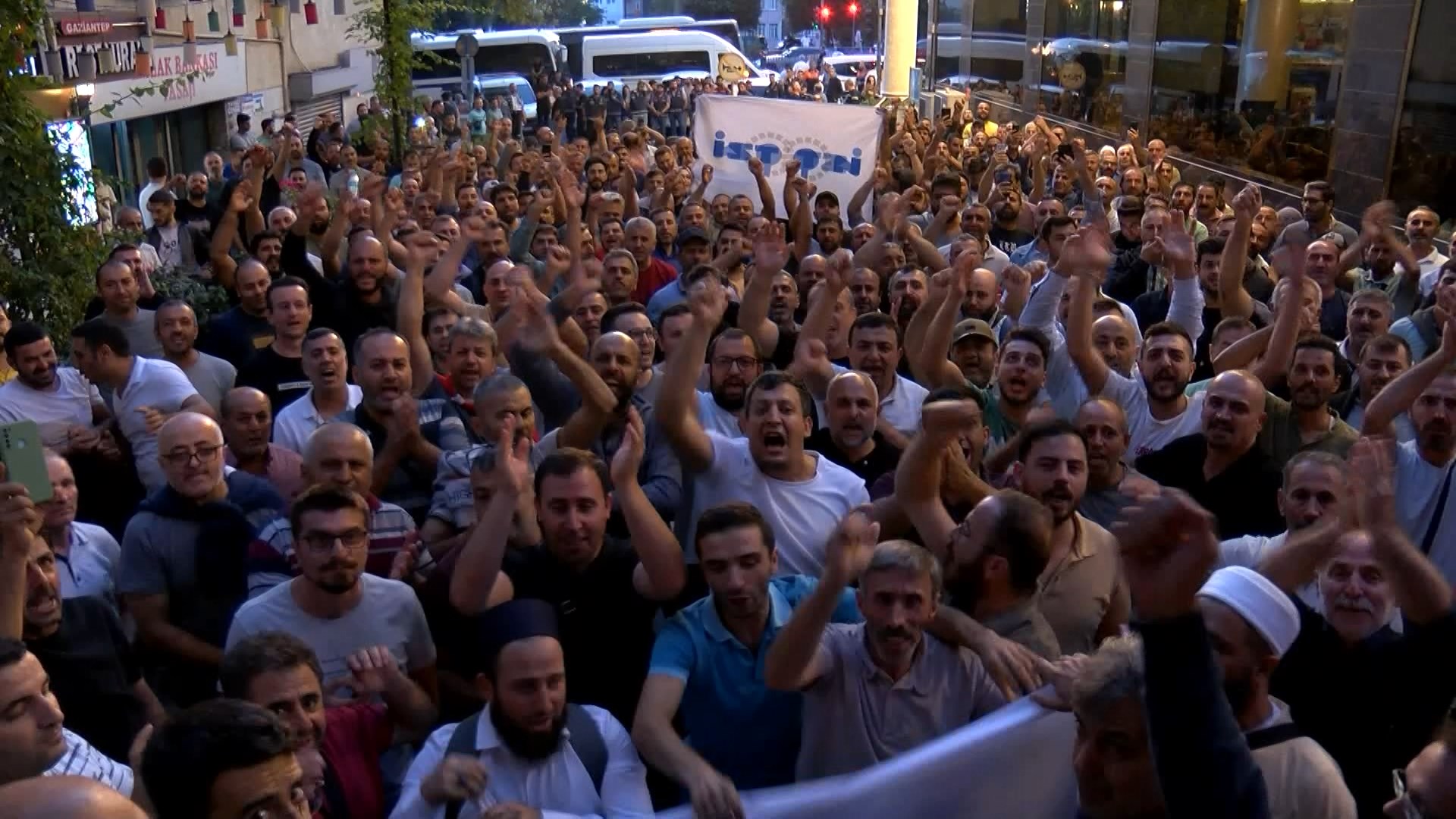 İBB ile sendika arasında imzalanan toplu iş sözleşmesi protesto edildi