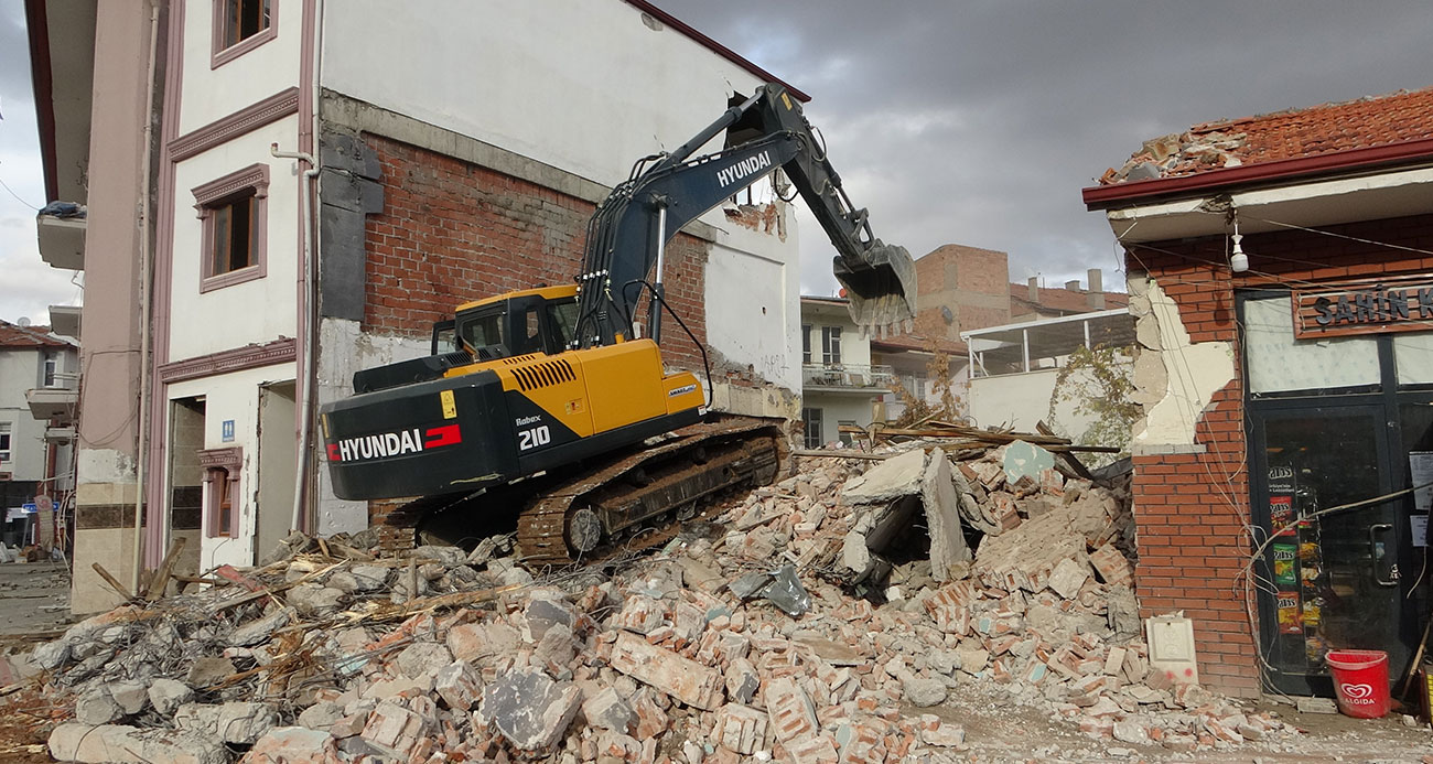 Malatyada ağır hasarlı binaların yıkımı sürüyor