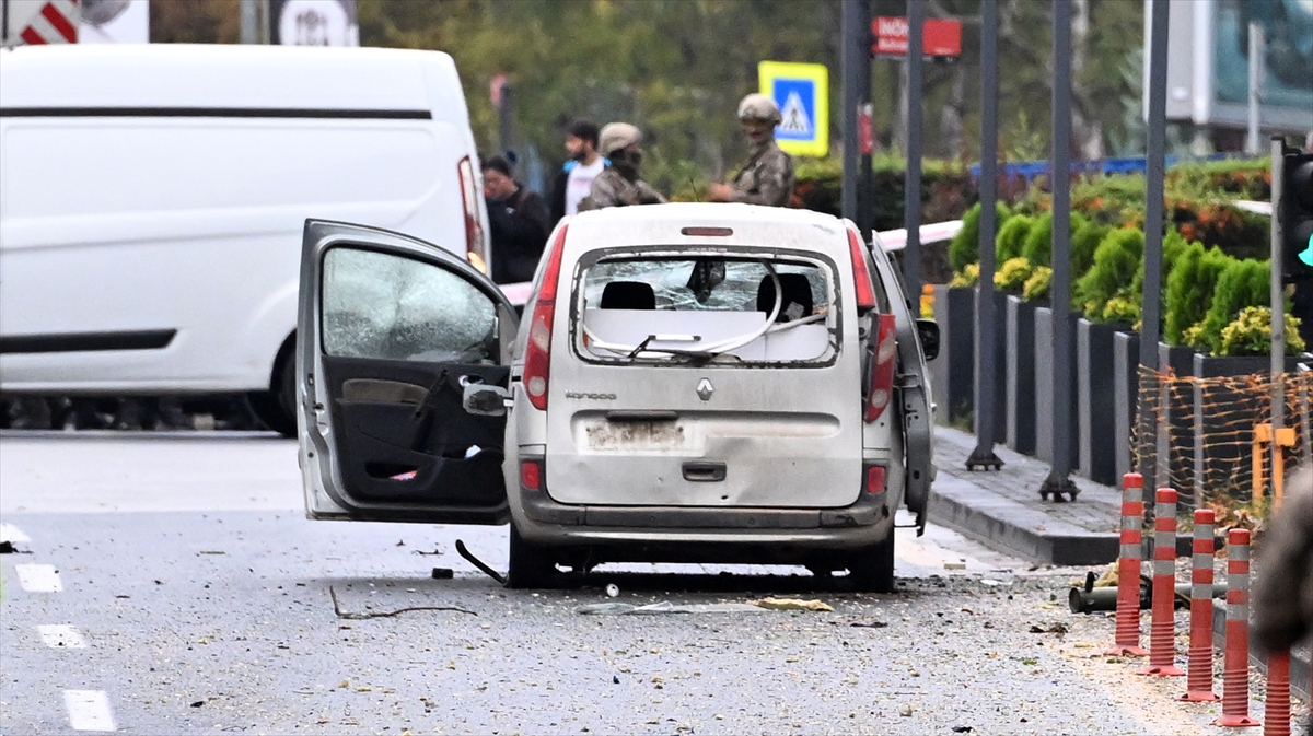 Ankarada bombalı saldırı girişimi Teröristlerden biri kendini patlattı diğeri öldürüldü