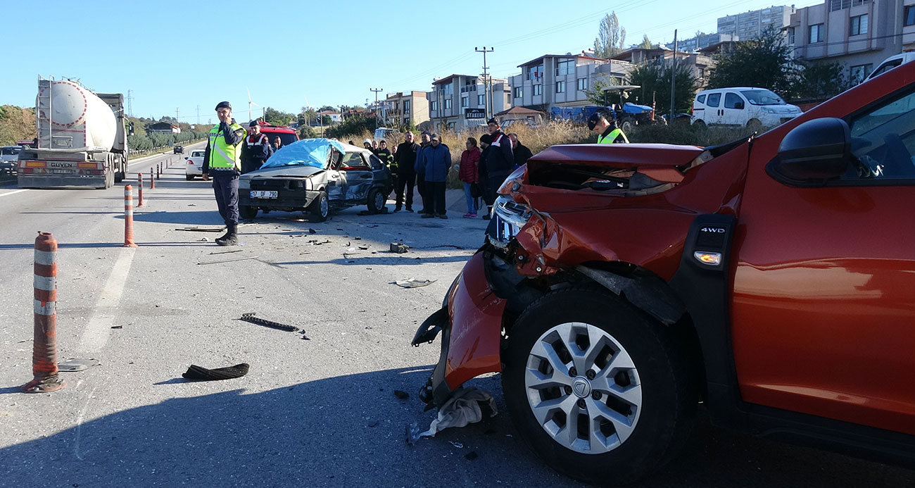 Çanakkalede iki otomobil çarpıştı 1 ölü 1 yaralı