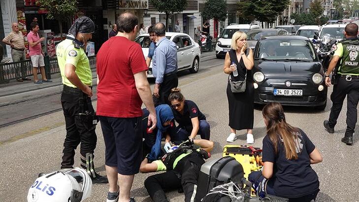 Motosikletiyle otomobile çarpan trafik polisi yaralandı