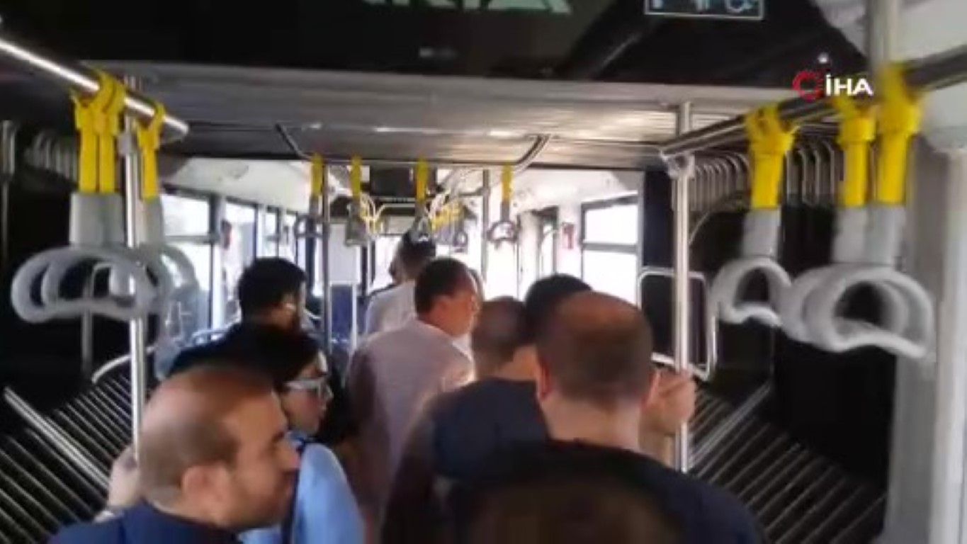 Yeni alınan metrobüs arıza yaptı yolcular yürümek zorunda kaldı