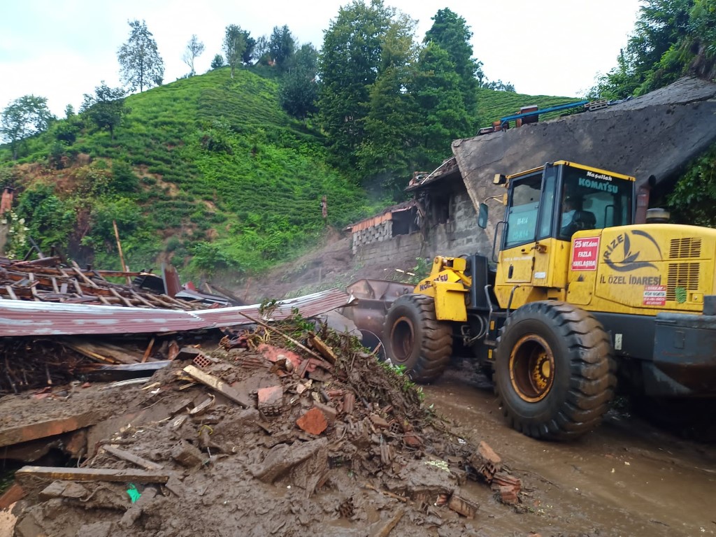 Rizede şiddetli yağış sonrası heyelan 8 ev tedbir amaçlı boşaltıldı