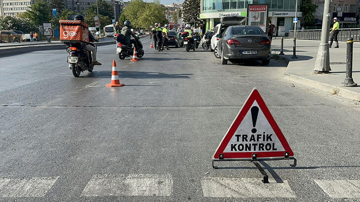 Kadıköyde motosiklet sürücülerine denetim 31 sürücüye 75 bin lira ceza