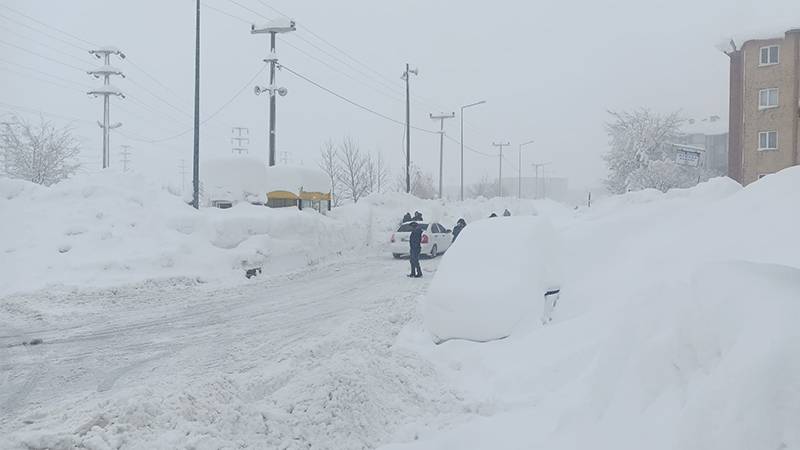 Bitlis te kar 3 metreyi aştı  yüzlerce köy ulaşıma kapandı