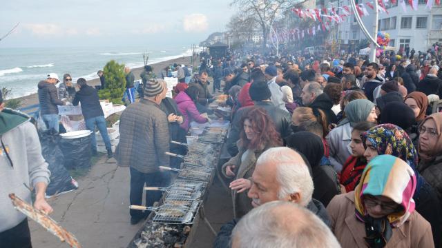 Düzce de 3'üncü Palamut Festivalinde 30 ton balık dağıtıldı