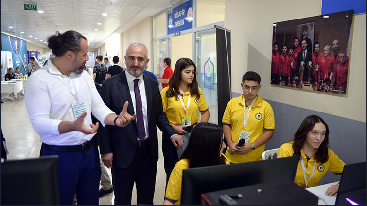 Uluslararası MEB Robot Yarışmasının canlı yayınını Demirören Medya Lisesi öğrencileri yaptı