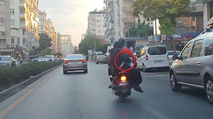 Motosiklette 5 kişilik ailenin tehlikeli yolculuğu kamerada