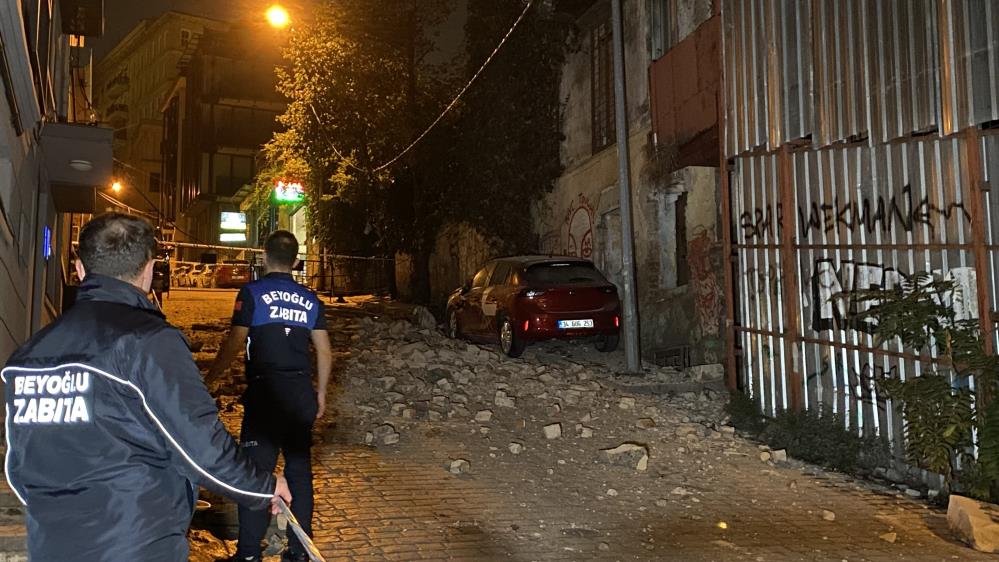 Beyoğlunda metruk binadan dökülen taşlar park halindeki 3 aracı pert etti