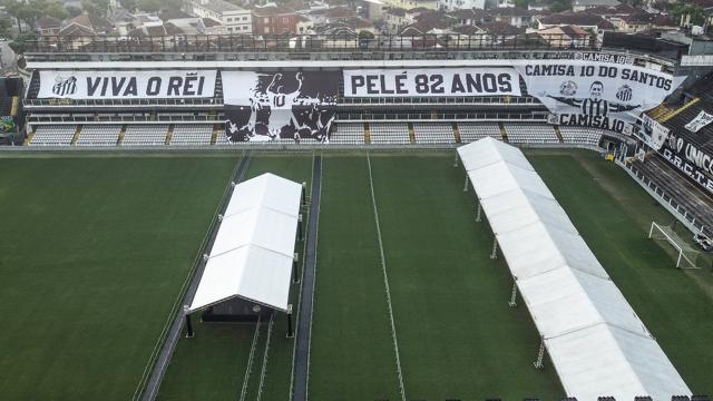 Vila Belmiro Stadyumu Pele nin cenaze töreni için hazırlanıyor