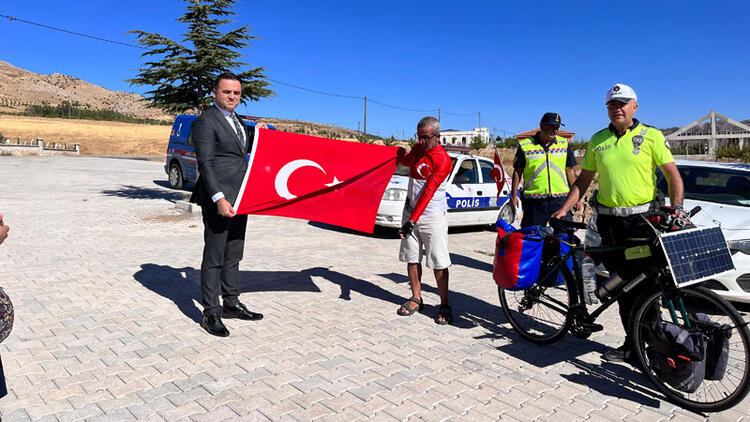 Fethi Sekin in şehit olduğu İzmir den aldığı bayrağı bin 500 kilometre bisiklet sürerek kabrine ulaştırdı