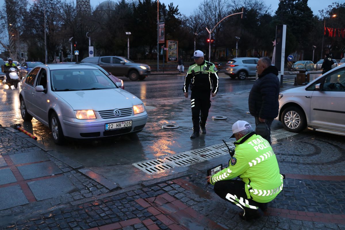 Edirne de bariyere takılan otomobil çekiciyle kurtarıldı