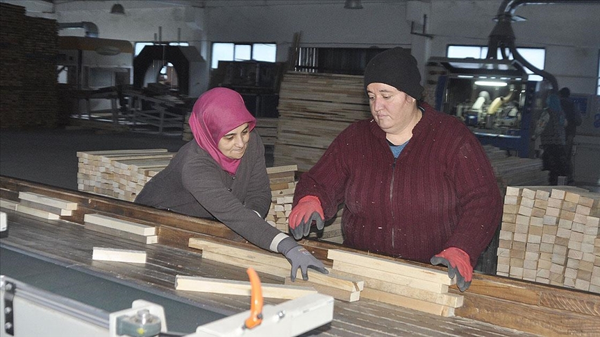 Artvin de kadın eliyle üretilen keresteler ihraç ediliyor