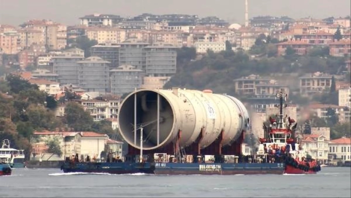 İstanbul Boğazından şaşırtan geçiş