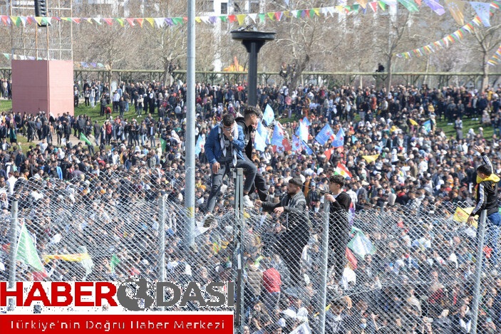 Diyarbakırda Nevruz Bayramı kutlaması Polise taşla saldırdılar