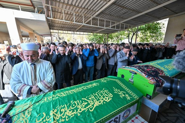 Patlamada hayatını kaybeden anne kız son yolculuğuna uğurlandı Birbirlerine sarılarak can vermişlerdi