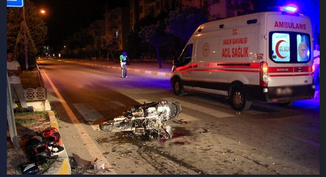 Uşakta kamyonet ile motosiklet çarpıştı 2 ölü