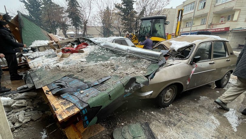 Şanlıurfada kar nedeniyle çöken tentenin altında kalan araçlarda hasar oluştu