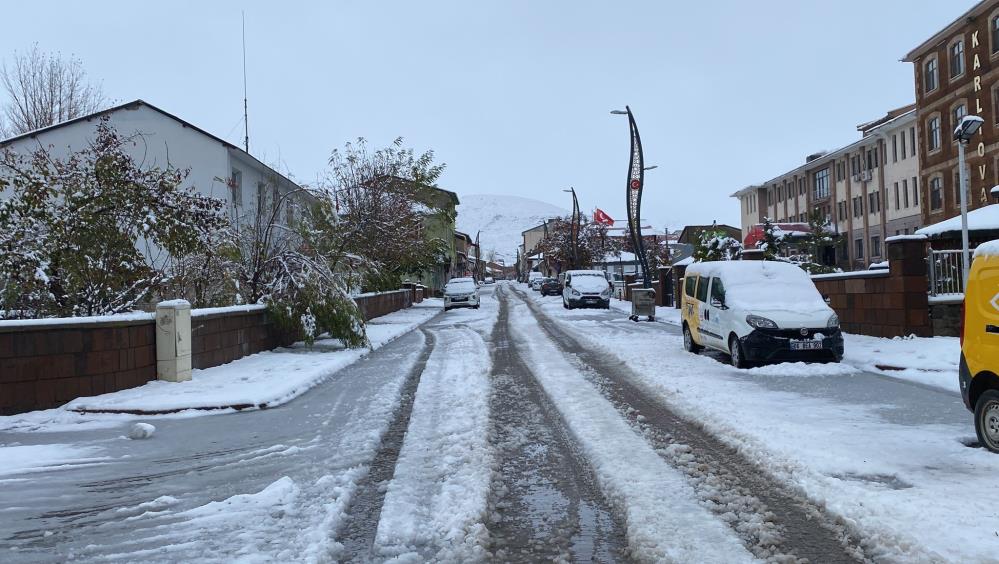 Okulların tatil edildiği Karlıova tamamen beyaza büründü