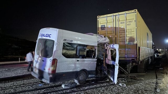 Gaziantepte işçi servisi TIR a çarptı 1 ölü 7 yaralı