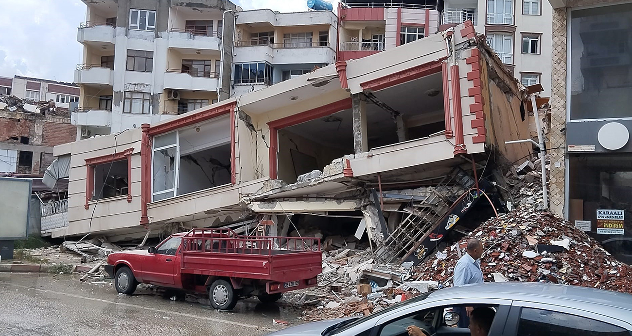 Hatayda ağır hasarlı bina çöktü