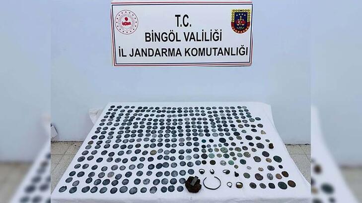 Bingölde 2 gök taşı ile 373 tarihi eser ele geçirildi