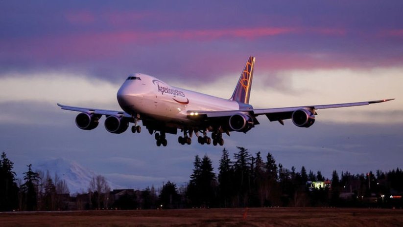 Boeing 747 nin son teslimatı havada dev kraliyet tacıyla gerçekleşti