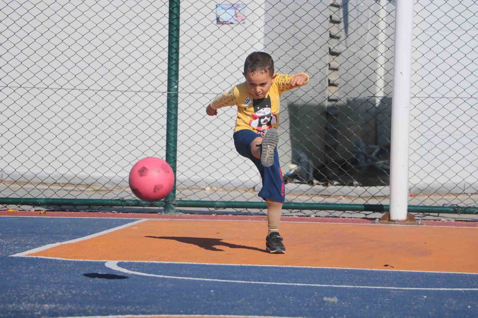 Depremzede Murat protez bacakla çocukluğunu yeniden yaşıyor