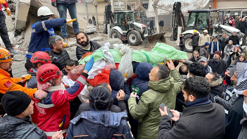 Diyarbakır da yıkılan binanın enkazından 28 saat sonra bir kadın kurtarıldı