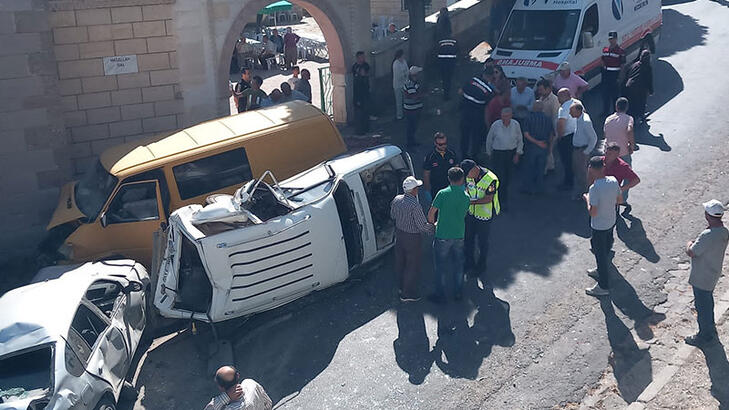 Minibüs park halindeki 6 araç ve yayalara çarptı 1 ölü 2 yaralı