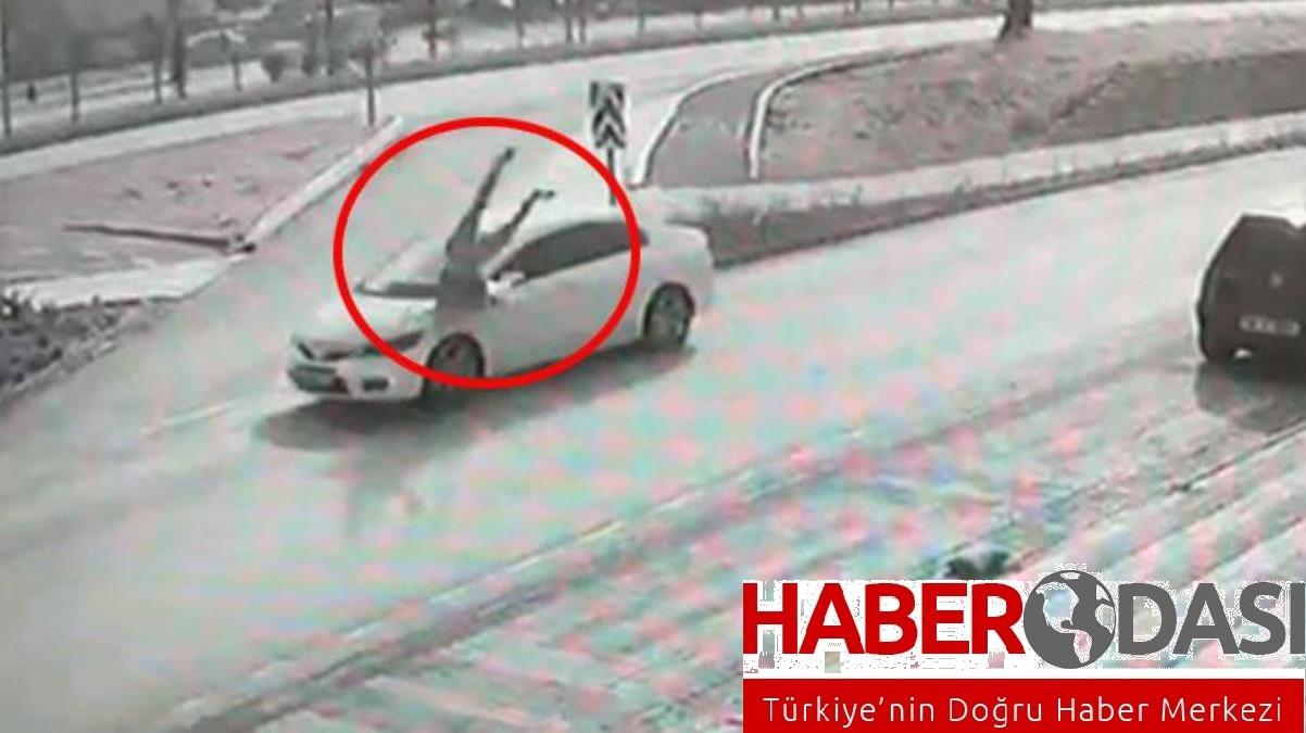 Otomobilin çarptığı kadın böyle havalandı  Kaza anı kamerada