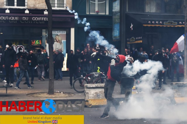 Macron geri adım atmıyor Sokakları yangın yerine çeviren protestolara rağmen emeklilik reformunu geri çekmeyecekler