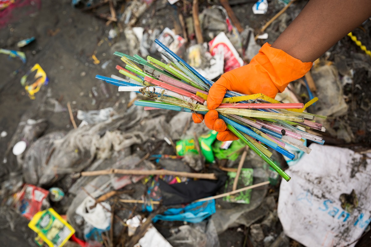 İngilterede tek kullanımlık plastiklere yasak kararı